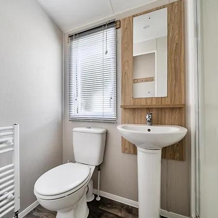 Primrose Valley 3-bed Caravan Sleeps 8 Pets Ok * Filey