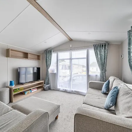 Primrose Valley 3-bed Caravan Sleeps 8 Pets Ok Filey