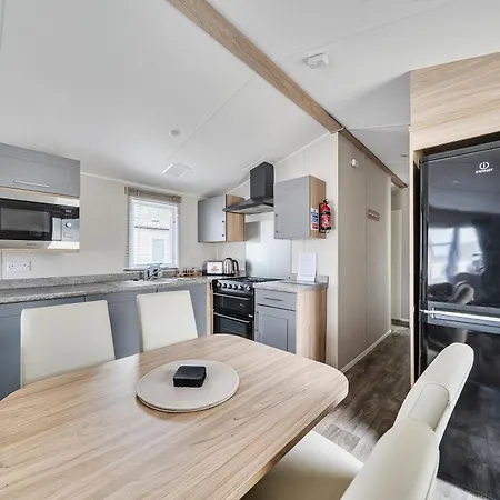 Primrose Valley 3-bed Caravan Sleeps 8 Pets Ok Filey