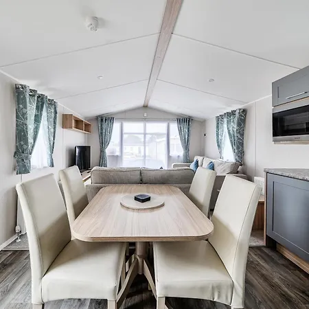 Primrose Valley 3-bed Caravan Sleeps 8 Pets Ok *
